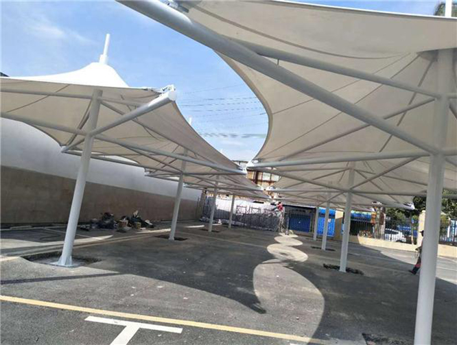 長春張拉膜遮陽設施建筑的特點