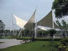 張拉膜結(jié)構(gòu)車棚的特征